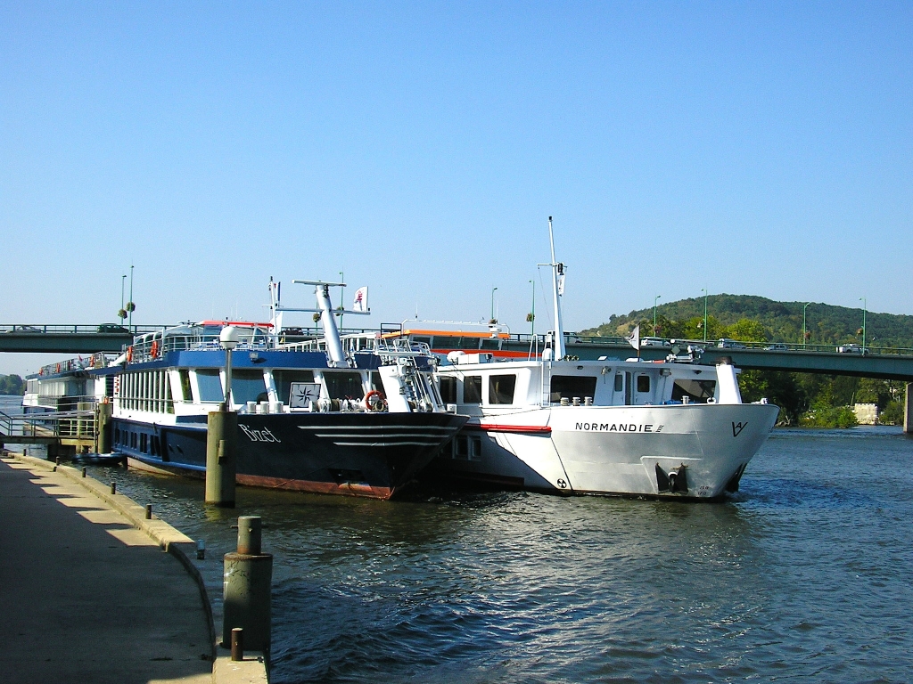 Paquebots de croisière à couple au quai de Vernon (Photo Mairie de Vernon)