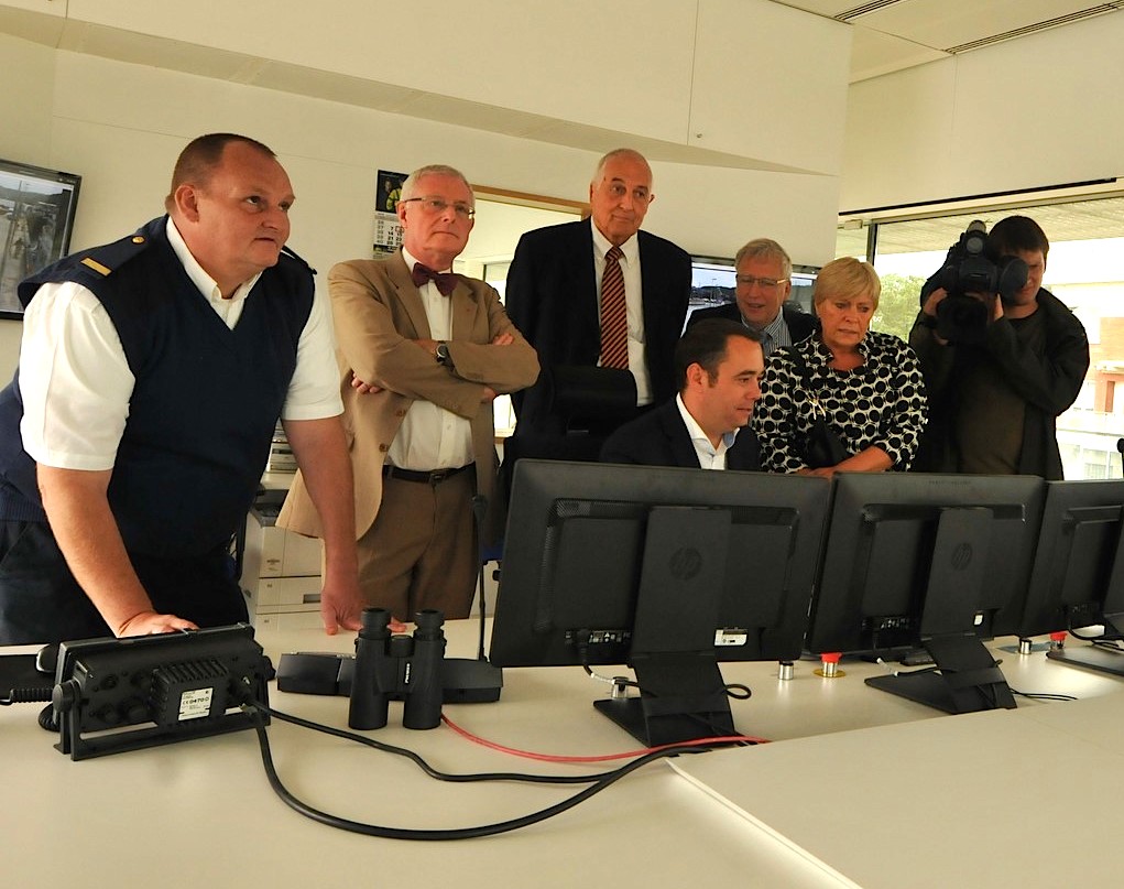 Le ministre, Maxime Prévot, aux commandes de l'écluse d'Ivoz-Ramet (Photo Y.Gérondal)