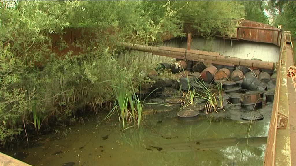 Une péniche abandonnée à Thourotte dans l'Oise inquiète les riverains. (Photo France 3 Picardie)