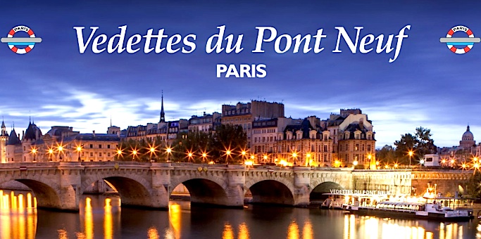 Au pied du Pont Neuf illuminé, les célèbres "Vedettes du Pont Neuf"