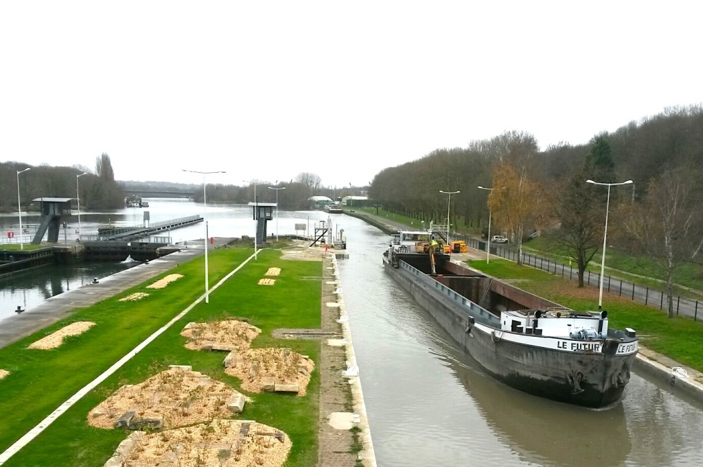 Premier bateau à s'engager le 16/12/16 dans l'écluse d'Évry rénovée (Photo VNF)