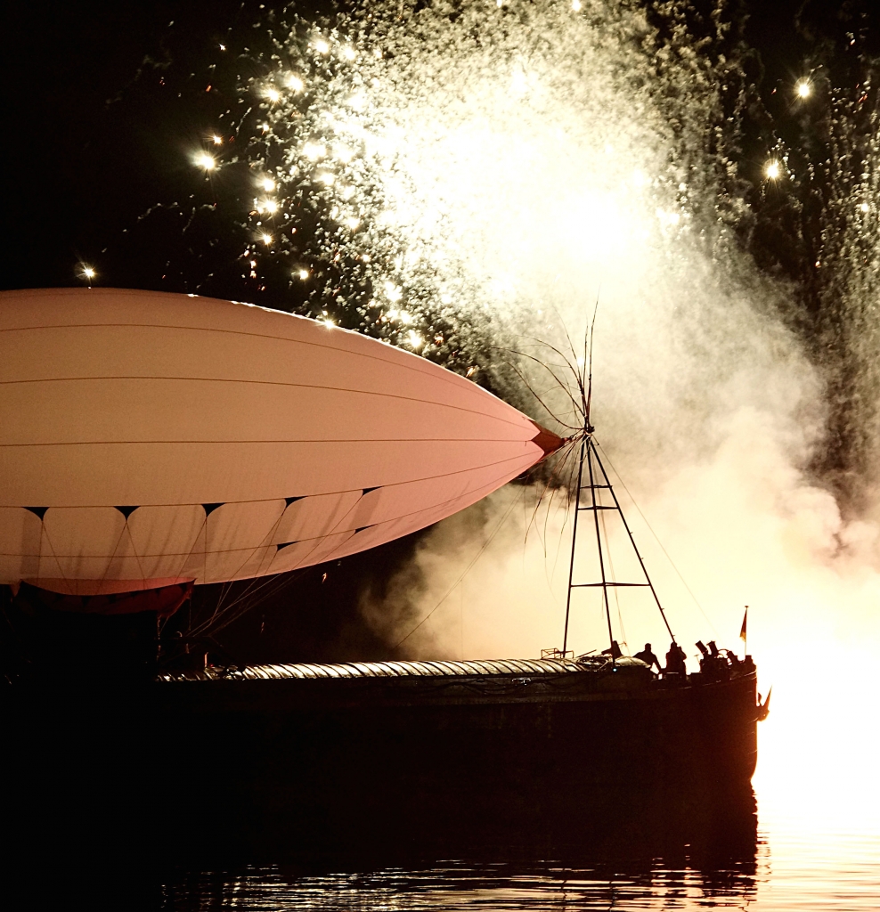 L'Hydroplane dans une gerbe d'étoiles (Photo TCF)