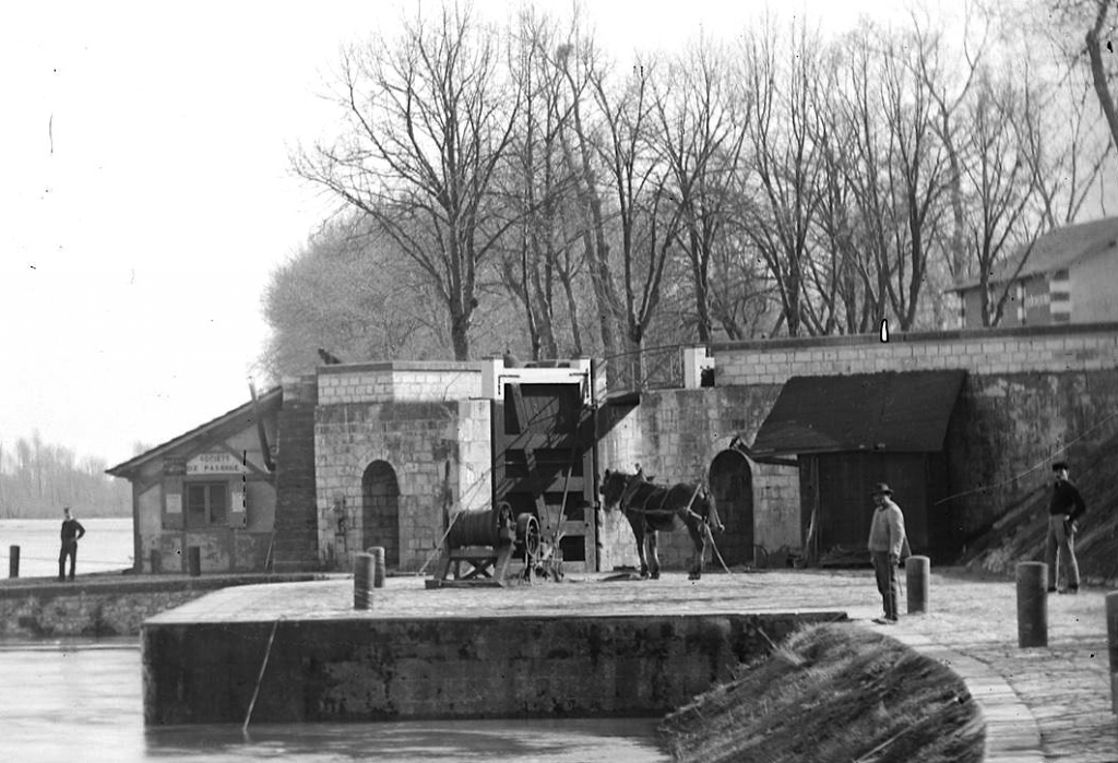 Sortie en Loire de l'écluse de Mantelot au début du siècle dernier (Photo Archives Nièvre)