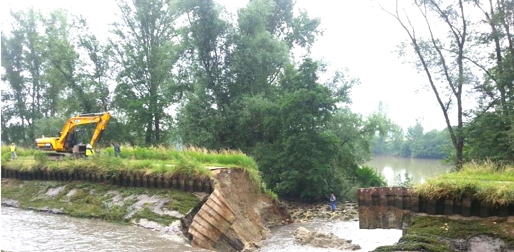 Le canal éventré s'est vidé dans la Garonne , le 10 juin 2016 (Photo C.L. - Sud-Ouest)