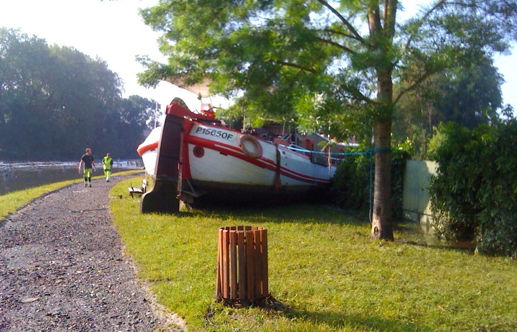 Un joli tjalk déposé dans l'herbe, à Moret, par le Loing en crue (Photo L.Ballin)