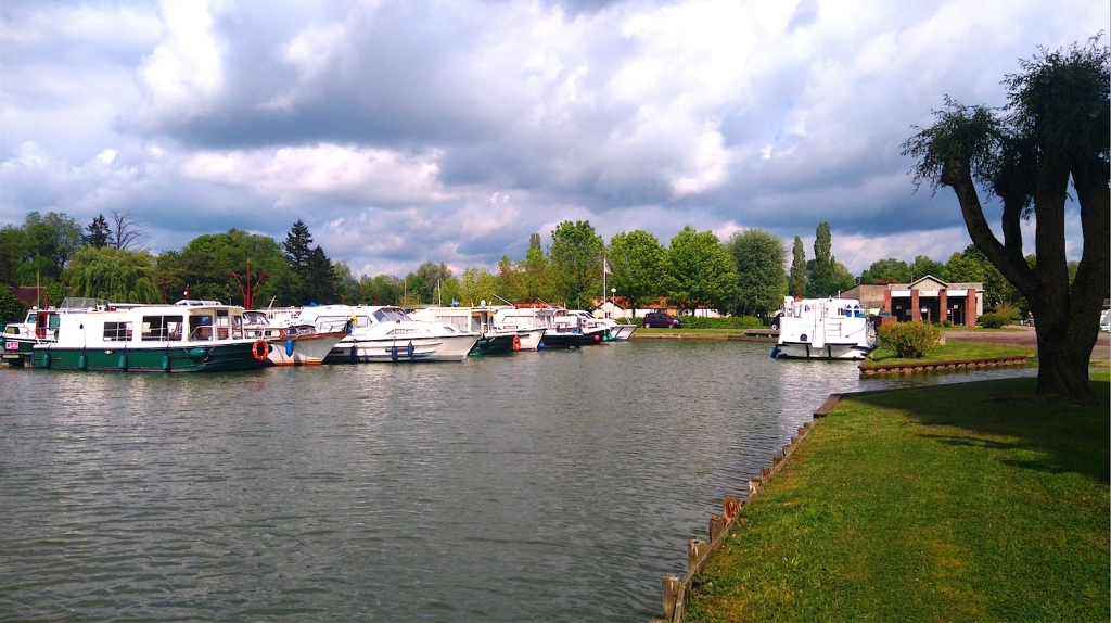 Le bassin du port de plaisance de Saint Florentin (Photo V.Le Goff)