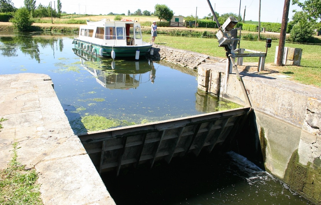 L'écluse à porte basculante du Marais-Pin (Photo J-P Lamotte)