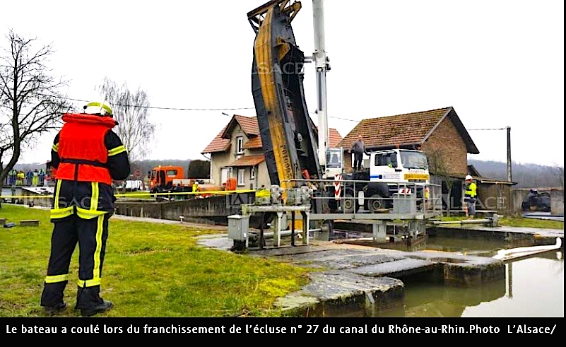 Grutage d'un pousseur hors de l'écluse 27 du Rhône au Rhin (Photo L'Alsace)