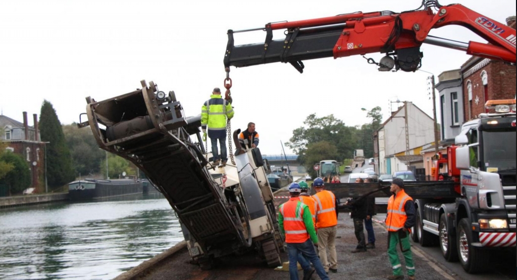 Au passage de la raboteuse, le quai s'effondre (Photo extraite du site La Voix du Nord)