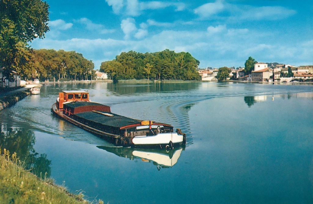 Carte postale du Willy, avant transformation, lorsqu'il était encore exploité en commerce sur le canal du Midi (collection Guy Matignon)