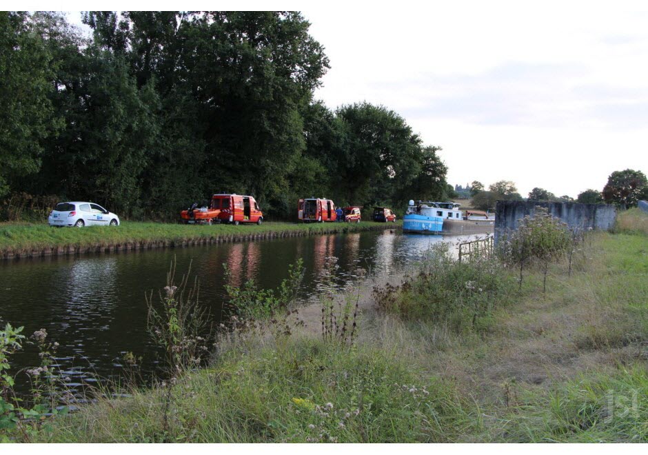 Après qu'un bout de bois se soit coincé dans l'hélice d'une péniche, cette dernière est restée bloquée sur le canal, à Ecuisses (Photo SW)