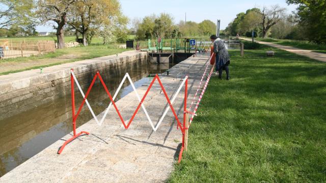 Les abords de l’écluse de La Tindière, à Nort-sur-Erdre, ont été endommagés par le passage d’une péniche hors gabarit. (Photo Ouest-France)