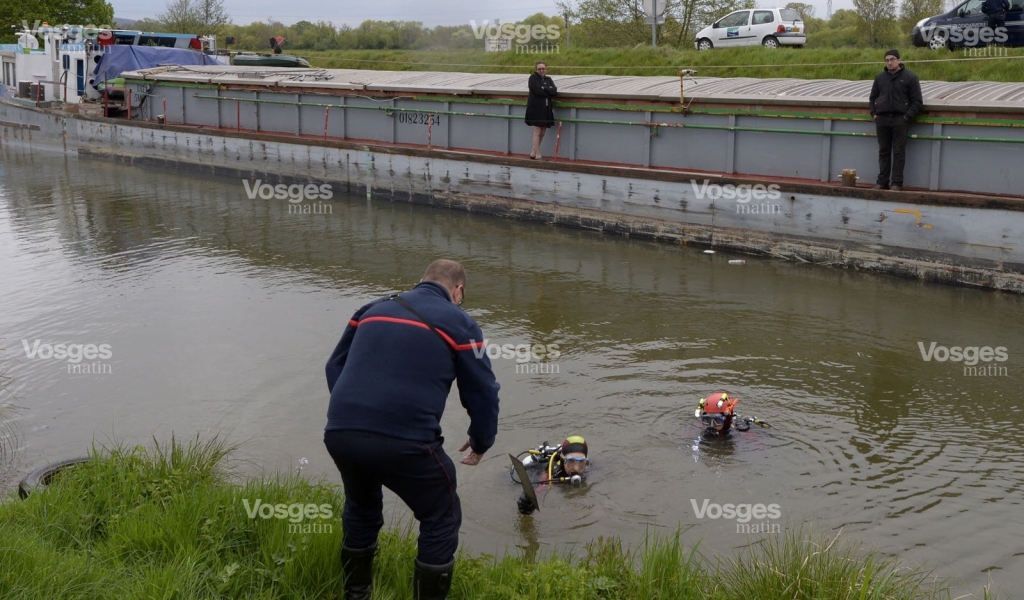 Les sapeurs-pompiers plongeurs viennent de découvrir que la péniche avait percuté une voiture. Un des hommes-grenouilles apporte la plaque minéralogique à l’adjudant-chef Alain. (Photo Jean-Charles OLÉ)