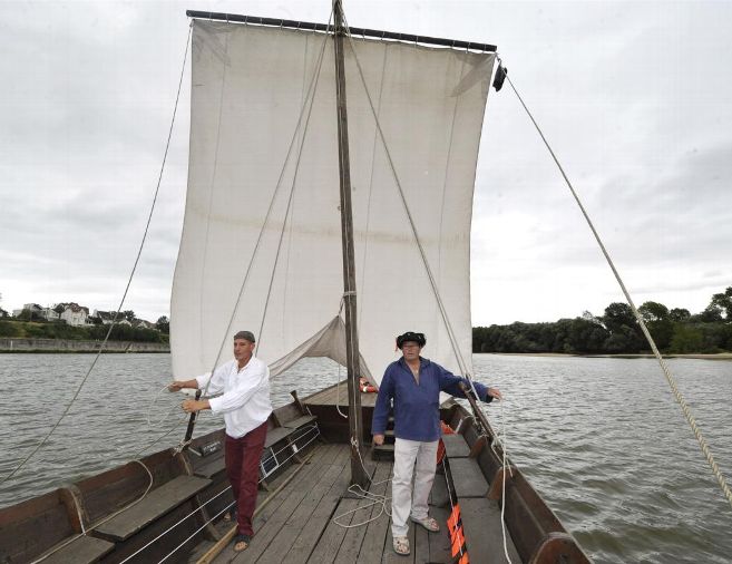 Gilbert Gaujard (à dr.) pointe du doigt certains choix de la ville, qui favoriserait un marinier, Bertrand Deshayes (à g.), au détriment des autres. Mais le dialogue n’est pas rompu. (Photo extraite du site de La République du Centre) 