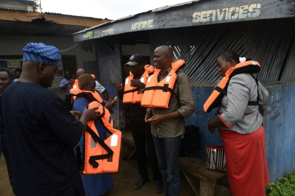  Des passagers s'apprêtent à monter à bord d'un bateau rapide à la jetée de Bayeku (commune d'Ikorodu) pour se rendre à Lagos, le 14 novembre 2017 (Photo PIUS UTOMI EKPEI/AFP)