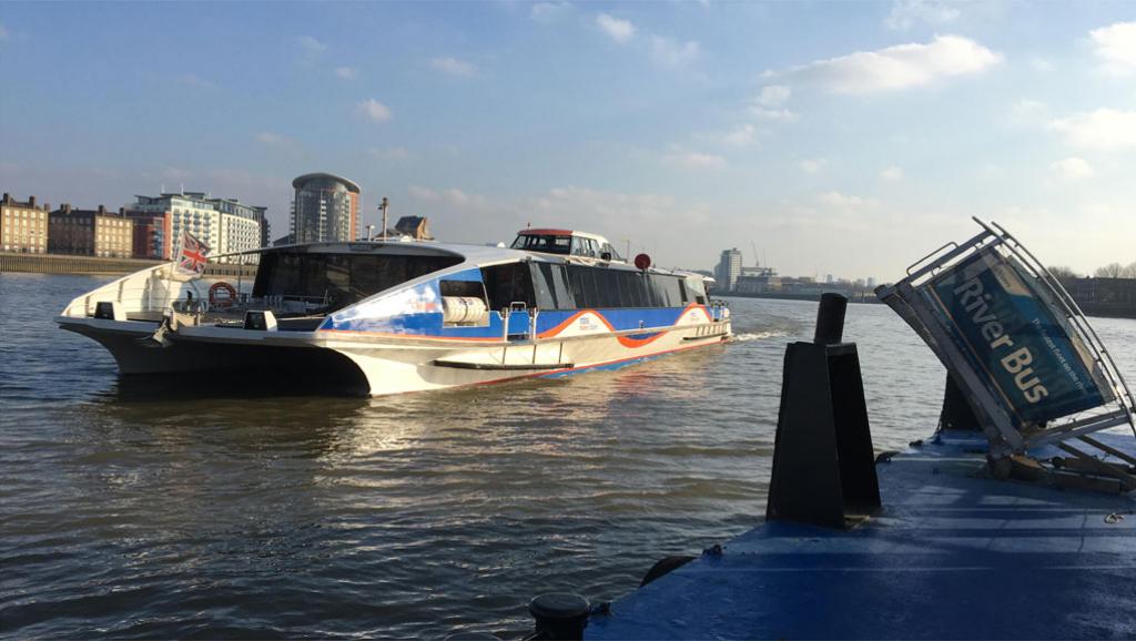 Les salariés de la City, notamment, empruntent les bateaux de Thames Clipper. Ici à Greenland Pier, en face, de Canary Warf, le quartier financier. (Photo RFI/Marie Billon)