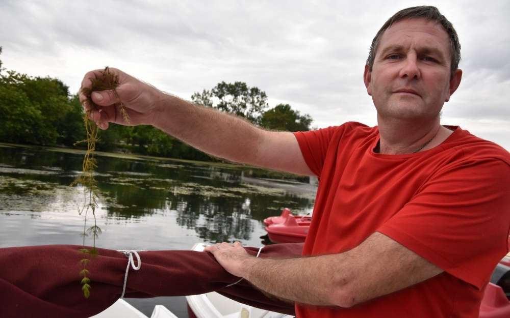  Benoît Lorin a vu plusieurs bateaux s’embourber dans les algues de la Charente à L’Houmeau, ce week-end. (Photo D. G.)