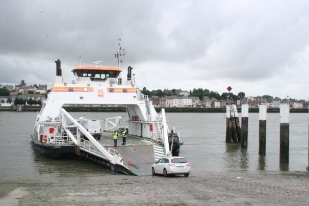 Le bac qui permet la traversée de Port-Jérôme-sur-Seine (Seine-Maritime) à Quillebeuf-sur-Seine (Eure) est un des huit points de passage nautique sur la Seine. (Photo L’Éveil)