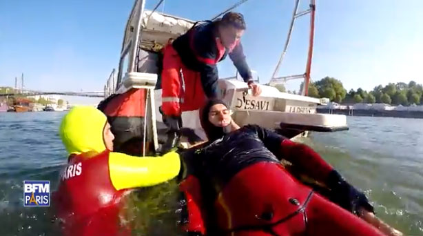 Vidéo des pompiers de Paris s’entraînant à secourir sur la Seine (BFM TV)