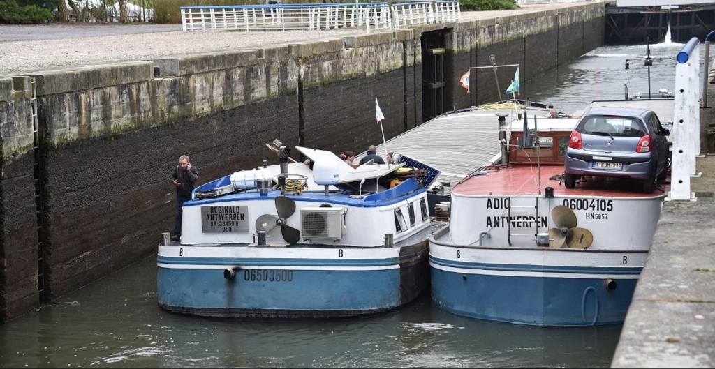 La seconde péniche n’aurait pas respecté le feu rouge nautique en amont, pénétrant dans l’écluse trop tard, au moment de la fermeture de la porte. (Photo Patrick JAMES)