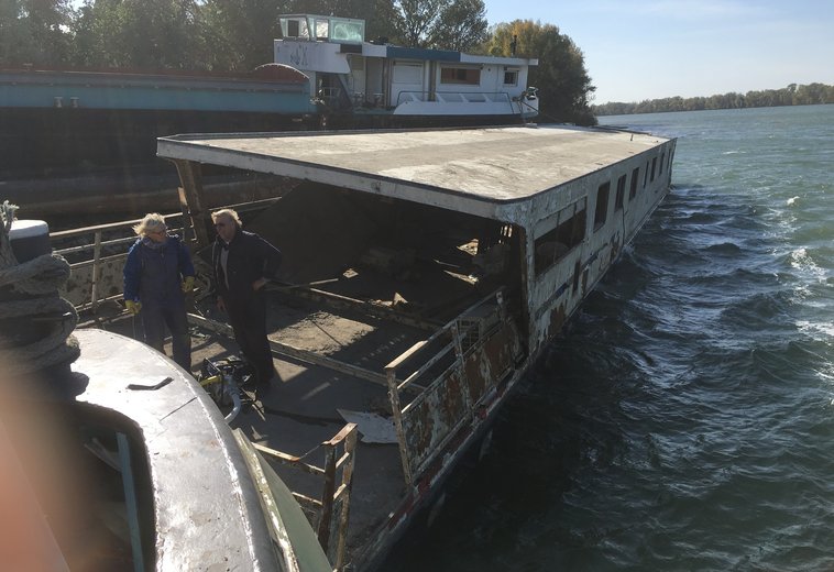 Lundi, la propriétaire de la péniche s'attachait à pomper l'eau entrée dans le bateau de façon encore inexpliquée. (PHOTO R.F.)