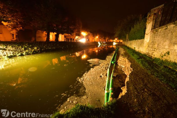 L'effondrement concerne plusieurs dizaines de mètres de berge. (Photo Jean-Louis Macé / L'Eclaireur du Gâtinais)