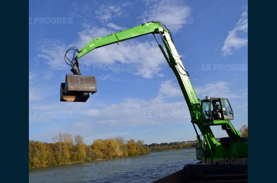 David Desigaud, est le seul marinier dont la péniche est équipée d’une grue de chargement/déchargement. (Photo Philippe GALLAND)