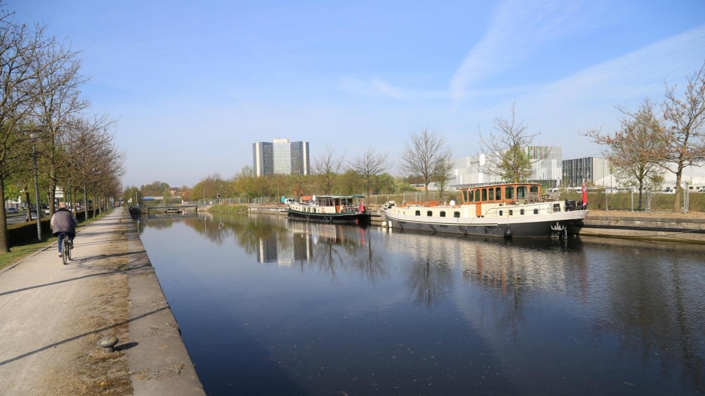 Au printemps et pendant l’été, des plaisanciers se sont arrêtés sur le quai de Calais, mais la halte-nautique proprement dite n’est pas encore opérationnelle. (Photo extraite du site lavoixdunord.fr)