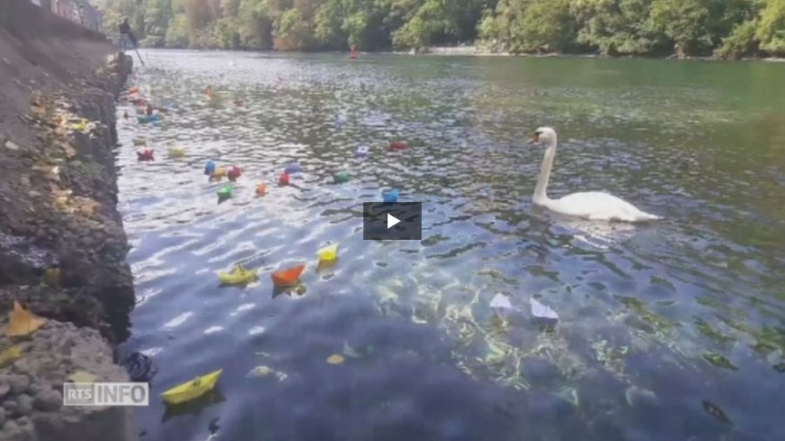 Les images des petits bateaux porteurs de messages de l'association Stop Suicide voguant sur le Rhône (Vidéo de RTS Info)