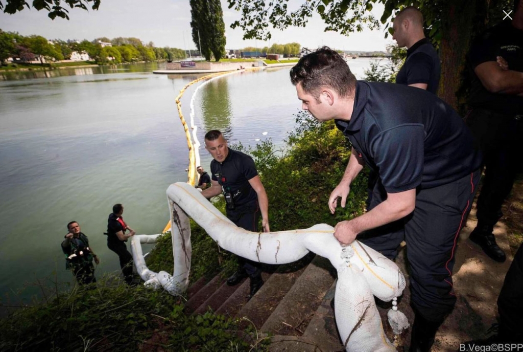 Bonneuil, lundi et mardi. Les sapeurs-pompiers de la BSPP en intervention « marée noire » suite à une pollution aux hydrocarbures (Photo Benoît Vega/BSPP.)