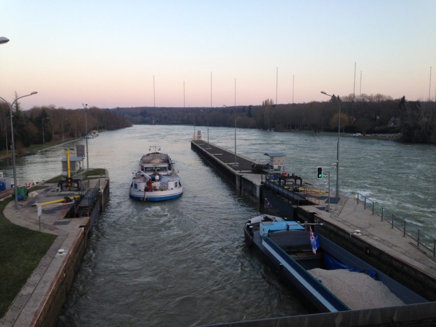 Les premiers bateaux ont pu franchir l’écluse à Vives Eaux (Photo VNF)