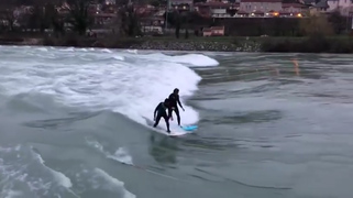 2 surfeurs sur le Rhône (photo extraite du site LyonCapitale © DR)