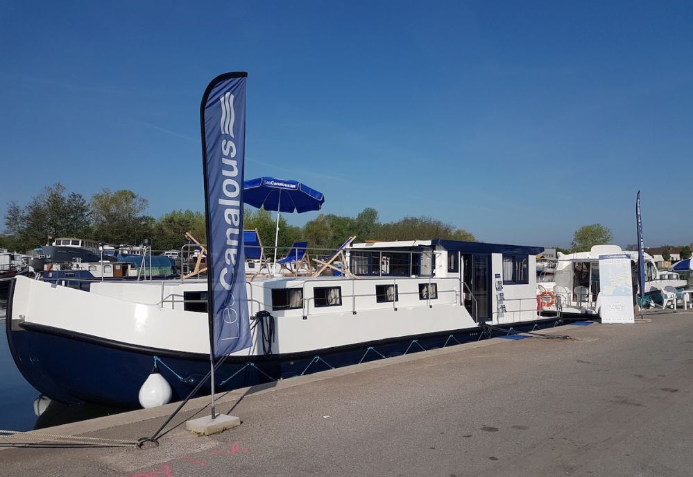 La Péniche, le tout nouveau bateau construit par les Canalous. Ici à quai sur le port de Saint-Jean-de Losne, en Côte-d'Or, l'un des premiers ports intérieurs de France. (Photo Les Canalous)