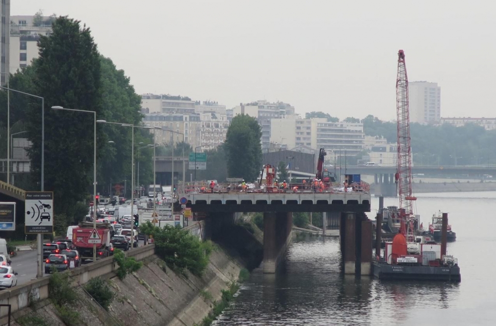 Courbevoie, mardi 29 mai 2018. La plateforme sur la Seine construite entre le pont de Neuilly et le club d’aviron, le long du quai Paul-Doumer, supportera la station de traitement des boues du tunnelier Eole. (Photo LP/Florence Hubin)