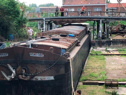 Une première péniche a fait son arrivée sur le chantier naval, rouvert depuis le 15 mai grâce à la volonté de deux chaudronniers-soudeurs, désireux de monter leur propre société. (Photo D.R.)