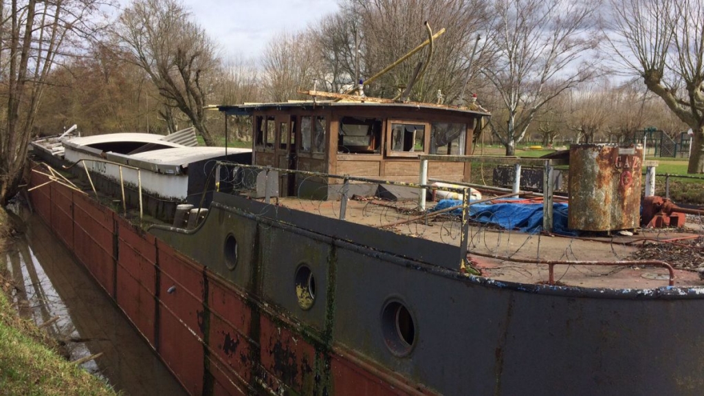 La péniche abandonné sur le canal de la Chalaronne à la Saône. (Photo Franck Grassaud)