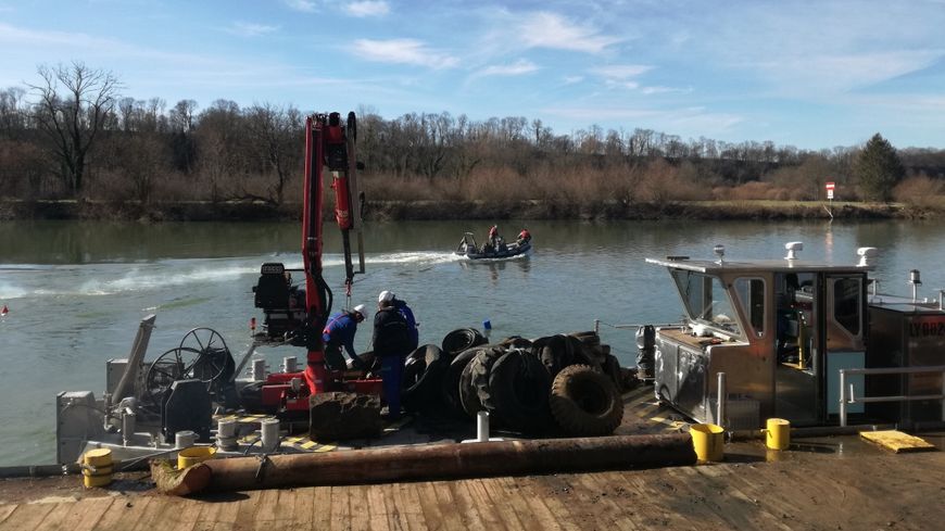 La barge de VNF associée aux plongeurs du 19ème Régiment Génie de Besançon (photo Radio France - Christophe Beck) 