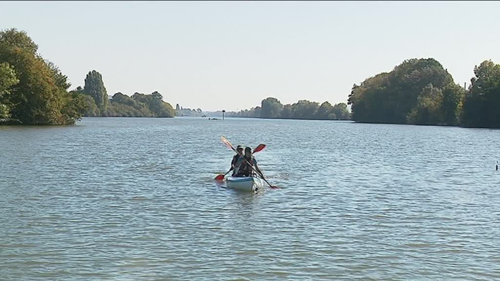 Candy et Mathilde sur la Seine, près des Andelys (Eure). (Photo Bérangère Dunglas - France 3 Normandie)