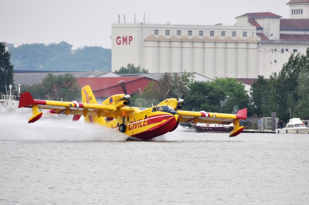 Un Canadair sur la Garonne à Bordeaux (photo Océan-Manor)