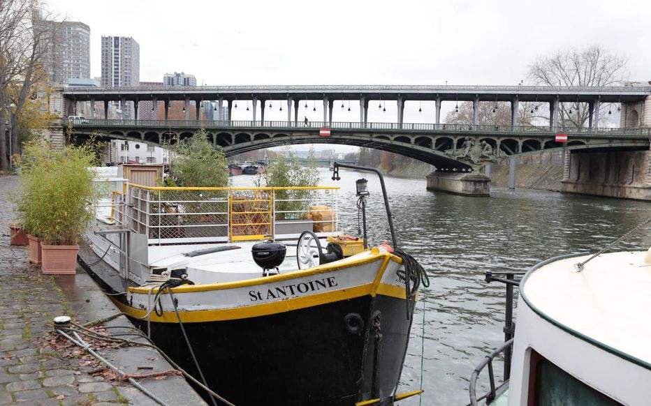 Port de Grenelle (Paris XVe), le 29 novembre. Les péniches seront interdites de rejetter leus eaux usées avant les Jeux olympiques de Paris. (Photo LP/Philippe de Poulpiquet)