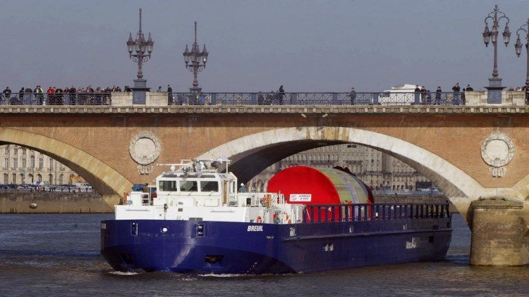 Le délicat passage sous le pont de Pierre des grosses pièces de l'A 380 à Bordeaux / (Photo MICHEL GANGNE / AFP)