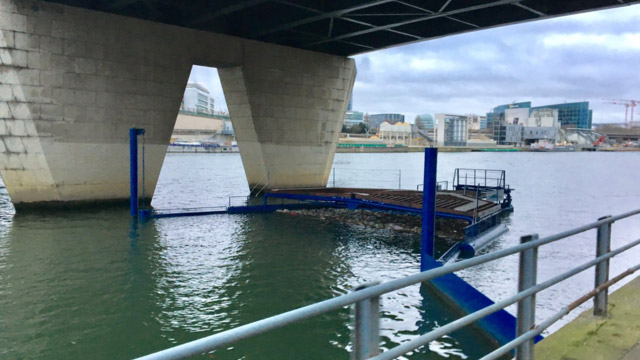 barrage flottant de la Siaap situé sous le pont du Garigliano, côté 16e. (photo © DR)