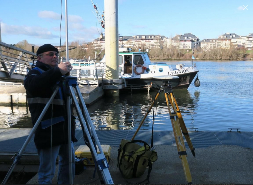 Poissy (Yvelines), lundi 28 janvier. Pour surveiller la Seine, les professionnels de VNF ont besoin d’utiliser une station fixe à terre et des sondeurs positionnés de part et d’autre de leur vedette. (Photo Le Parisien/Virginie Wéber)