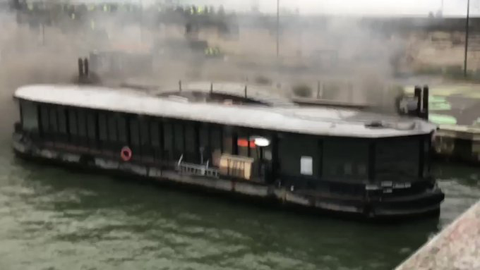 Une péniche en feu sur le quai Anatole-France pendant l’acte 8 des Gilets jaunes (Photo Clément Lanot)