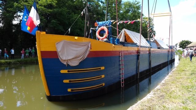 Après 10 ans de construction, la péniche a été mise à l'eau samedi 22 juin à Vallon-en-Sully dans l'Allier. (Photo A.Rozga / France 3 Auvergne)