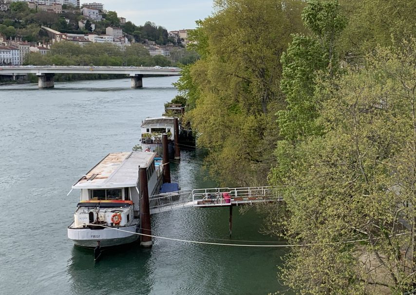 Le collectif des péniches de Lyon (Rhône) va collecter les déchets qui stagnent sur la Saône, ce samedi. (Photo Commons Wikipédia )