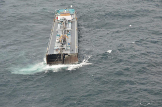 La moitié de "Therese Straub" à la dérive (Photo Marine nationale)