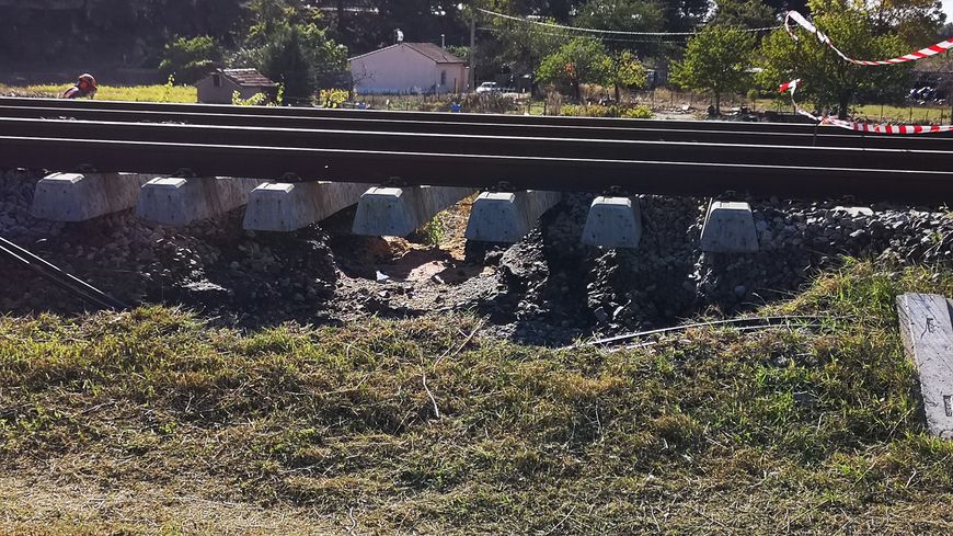 La voie SNCF n'a pas été en mesure de retenir la montée des eaux du bassin de rétention sur les hauteurs de Villeneuve-lès-Béziers (Photo Radio France - Stéfane Pocher)