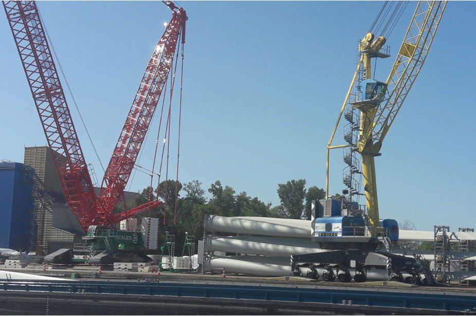 La grue sera notamment utilisée pour transborder les engins produits par Liebherr dès leur sortie d'usine. (© Christian Robischon) 