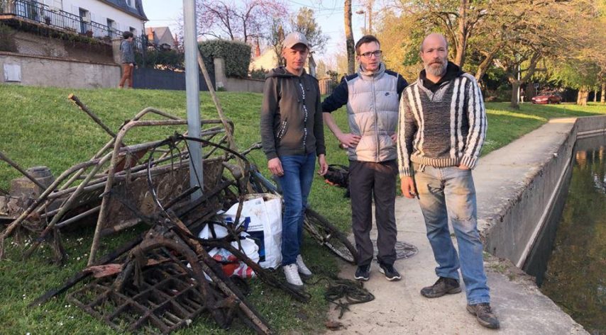 L’équipe de pêcheurs à l’aimant ne revient jamais bredouille. (Photo DR)